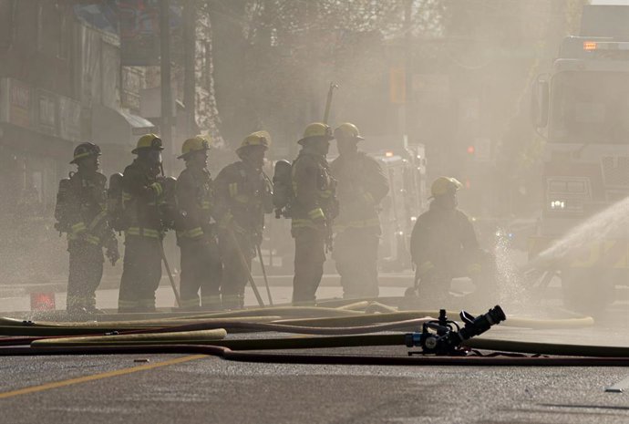 Archivo - April 23, 2025, Vancouver, Bc, CANADA: Vancouver firefighters work on putting out hot spots of a three alarm fire on East Hastings Street in Vancouver, on Wednesday April 23, 2025.