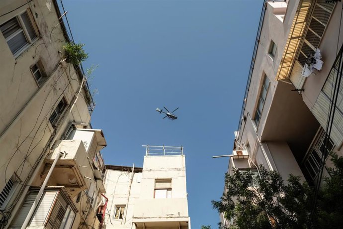 Archivo - Un helicóptero de la policía israelí patrulla la zona donde se produjo recientemente el ataque con drones de los hutíes en julio de 2024