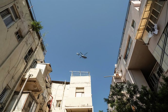 Archivo - Arquivo - 19 de julho de 2024, Tel Aviv, Israel: Um helicóptero da polícia israelense patrulha a área do recente ataque com drones dos houthis. Um drone de longo alcance de fabricação iraniana atingiu o centro de Tel Aviv na madrugada desta sext