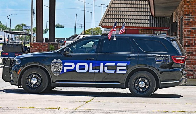 Archivo - July 4, 2025, Emporia, Kansas, USA: Local city police car with American flags flying from roof.