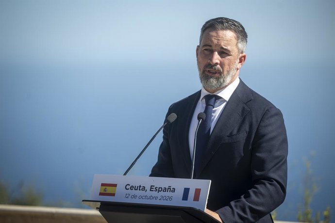 El presidente de Vox, Santiago Abascal, atiende a los medios en el Mirador Isabel II, a 12 de octubre de 2026, en Ceuta (España). Abascal visita, con motivo del 12 de octubre, la ciudad autónoma para recorrer distintos puntos de la ciudad y comprobar los 