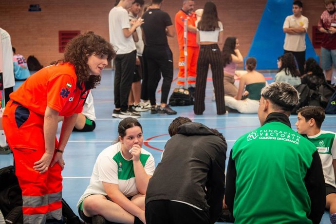 Jóvenes practicando ejercicios de reanimación cardiaca.