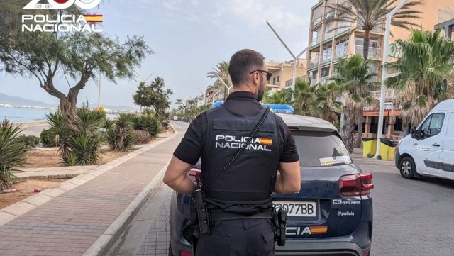 Un agente de la Policía Nacional en Playa de Palma.
