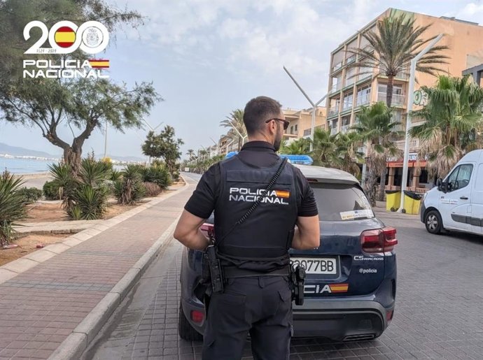 Un agente de la Policía Nacional en Playa de Palma.