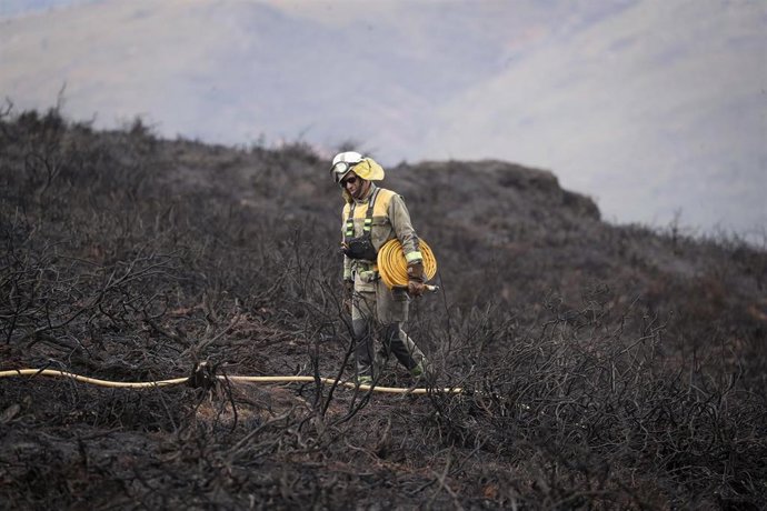 Un bombero trabaja en el incendio, a 30 de septiembre de 2026, en Ourol, Lugo, Galicia (España).