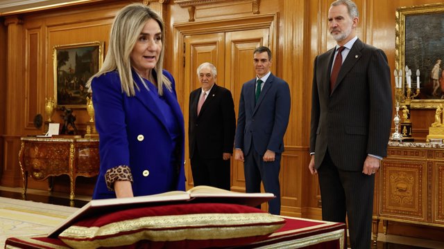 Archivo - La ministra de Educación, Formación Profesional y Deportes, Milagros Tolón (i) promete su cargo en presencia del rey Felipe VI (d), del presidente del Gobierno, Pedro Sánchez (2d); del presidente del Tribunal Constitucional, Cándido Conde Pumpid