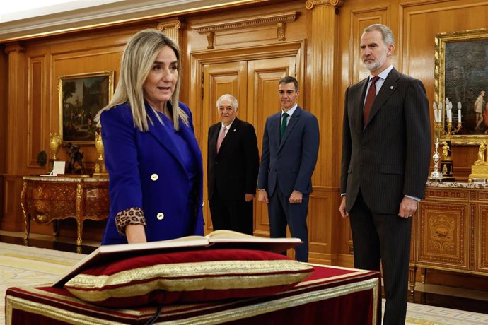 Archivo - La ministra de Educación, Formación Profesional y Deportes, Milagros Tolón (i) promete su cargo en presencia del rey Felipe VI (d), del presidente del Gobierno, Pedro Sánchez (2d); del presidente del Tribunal Constitucional, Cándido Conde Pumpid
