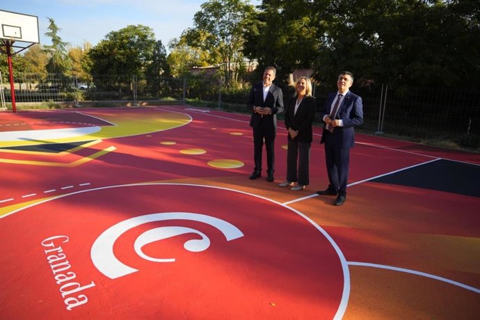 Instalaciones deportivas y la nueva pista completa de baloncesto en el distrito Beiro.