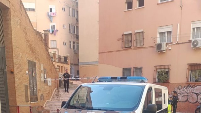 Imagen de un coche de la Policía Nacional en la zona de Málaga donde se produjo el asesinato de un joven de 20 años.
