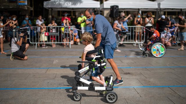 Archivo - Un niño con movilidad reducida compite en la primera Carrera Infantil Adaptada en las fiestas de Sant Roc en Barcelona.