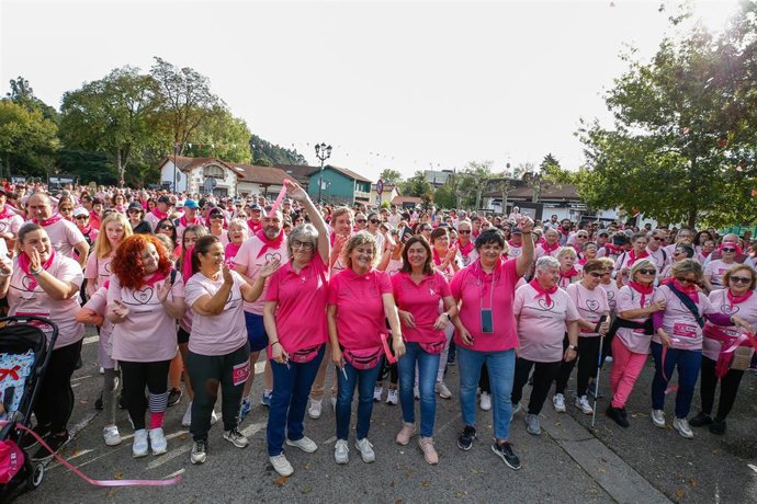 Archivo - Centenares de personas participan en la XI Marcha Contra el Cáncer de Mama de Reocín en 2024.