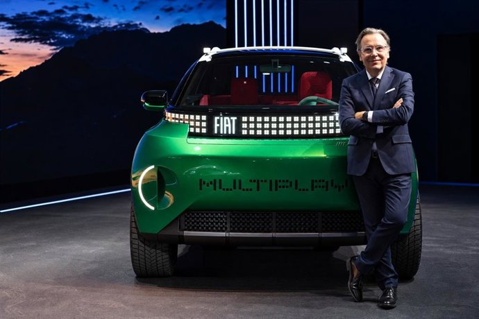 El nuevo consejero delegado de Fiat y Lancia, Arnaud Belloni, junto al 'concept car' Multiplay