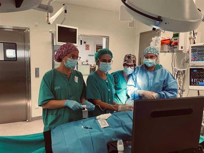 Profesionales de Anestesia y Enfermería en una intervención quirúrgica en el Hospital de Barbastro.