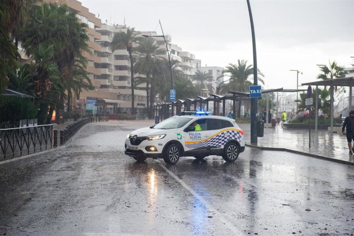Archivo - Un coche de la Policía Local de Eivissa en un día de lluvia.