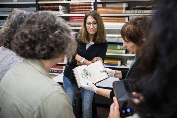 Imagen de una visita guiada a la Biblioteca del Patronato de la Alhambra y el Generalife.