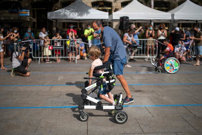 Archivo - Un niño con movilidad reducida compite en la primera Carrera Infantil Adaptada en las fiestas de Sant Roc, a 14 de agosto de 2021, en Barcelona, Catalunya (España). El barrio Gòtic de Barcelona ha celebrado este sábado la primera Carrera Infanti