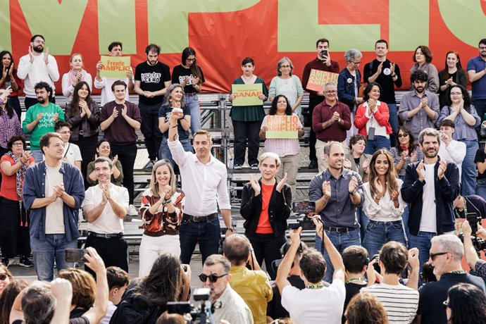 (da esquerda para a direita) O líder da Chunta Aragonesista, Jorge Pueyo; o ministro do Consumo e da Agenda 2030, Pablo Bustinduy; a porta-voz do Sumar no Congresso, Verónica Martínez Barbero; o deputado do Más Madrid na Assembleia, Emilio Delgado; a ex-p