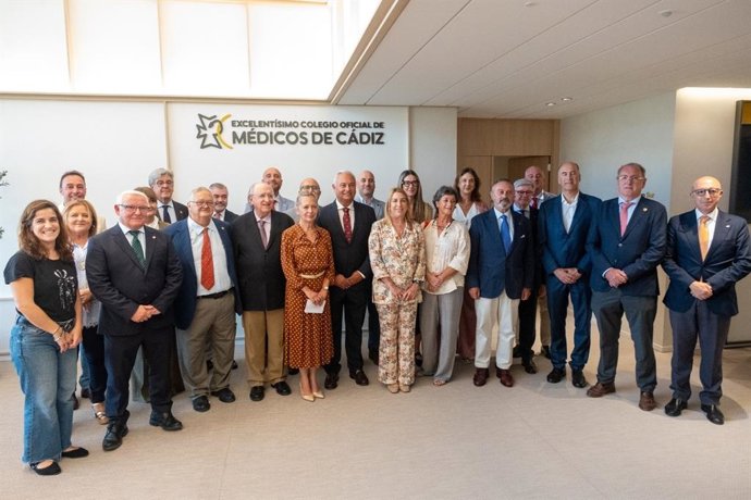 Foto de familia tras la constitución de la Unión Profesional de Cádiz con Domingo Villero como presidente.