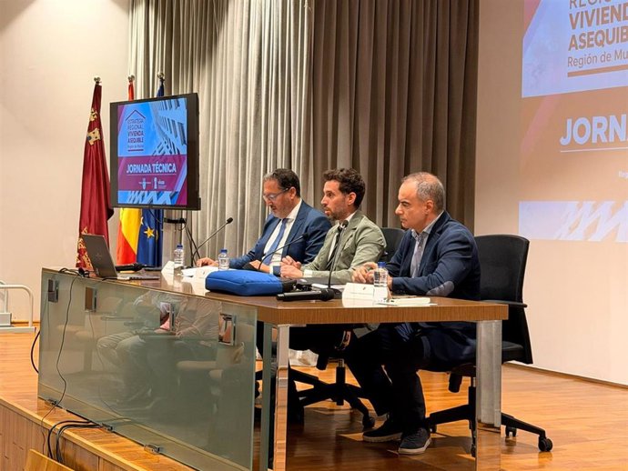 El secretario general de la Consejería de Infraestructuras y Desarrollo Territorial, José Francisco Lajara, junto al director general de Ordenación del Territorio y Arquitectura, Javier Rollán, durante la jornada dirigida a técnicos municipales.