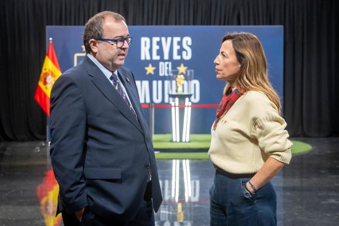La alcaldesa de Zaragoza, Natalia Chueca, junto al presidente de la RFAF, Manuel Torralba, y la Copa del Mundo al fondo, en el Salón de Recepciones del Ayuntamiento.