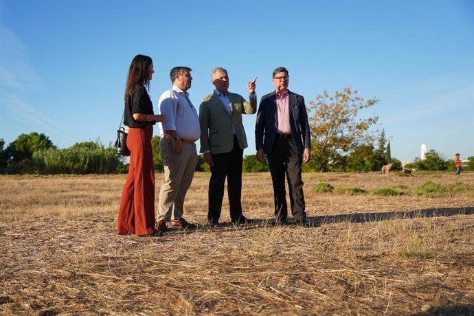 Visita del alcalde de Sevilla, José Luis Sanz, al solar donde se construirá el IES Los Bermejales