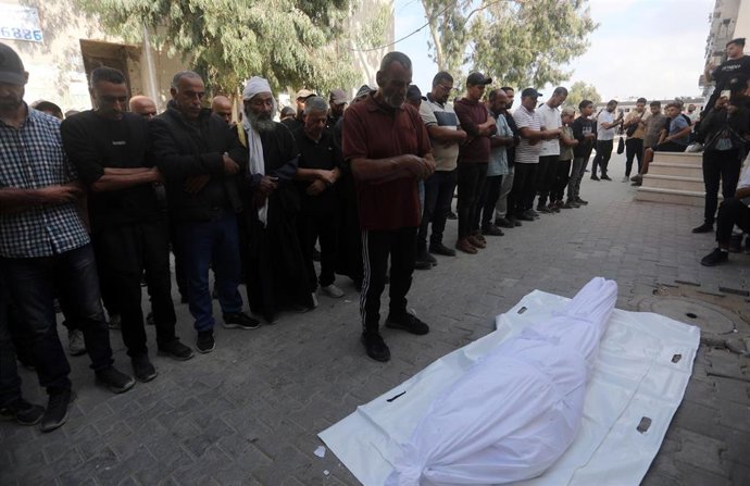 Llegada de un cadáver al Hospital Al Shifa de la Ciudad de Gaza el 17 de octubre de 2026