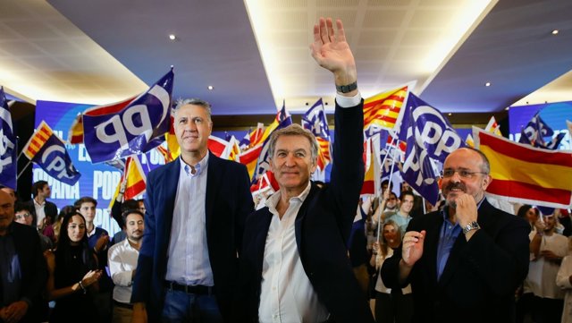 El presidente del PP, Alberto Núñez Feijóo junto al presidente del PP de Catalunya, Alejandro Fernández y el alcalde de Badalona (Barcelona) y candidato al Congreso por Barcelona, Xavier Garcia Albiol.