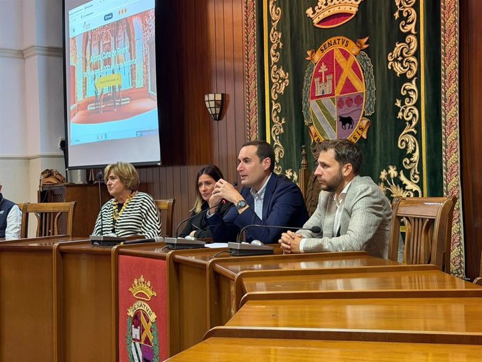 Recepción del presidente de la Diputación Provincial de Jaén, Juan Latorre, a miembros de la asociación de catadores más antigua del mundo.