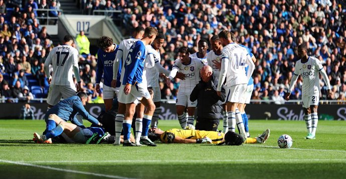 October 17, 2026: Hill Dickinson Stadium LIVERPOOL, ENGLAND, OCTOBER 17: Chelsea FC and Everton FC players surround Emiliano Martínez of Chelsea FC during the Premier League 2026/27 match between Everton and Chelsea at Hill Dickinson Stadium on October 17