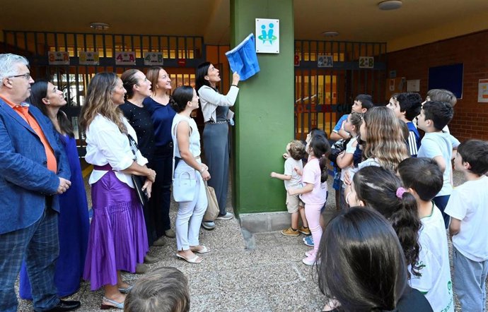 El colegio Sardinero recibe la placa TEI.