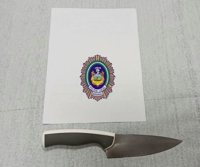 Cuchillo incautado al autor de un ataque contra su pareja en Arahal (Sevilla).