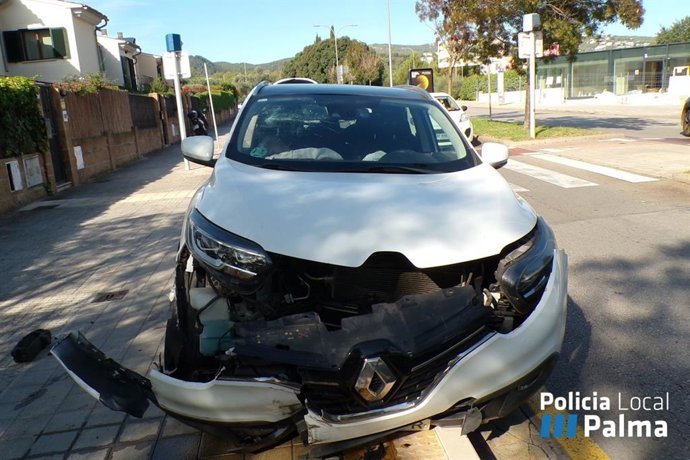 Estado del coche accidentado contra un pilote en una calle de Palma.