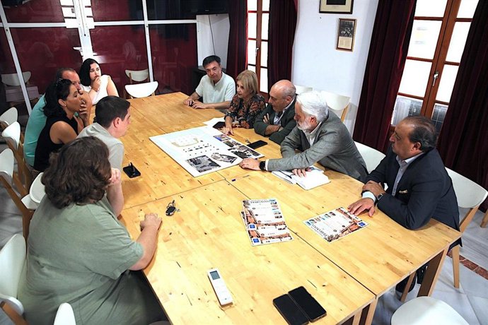 Reunión de la alcaldesa de Jerez de la Frontera (Cádiz), María José García-Pelayo, con la hermandad de Tres Caídas.