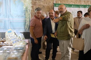 El delegado de Turismo, Alejandro Hernández, en la Feria de Ecoturismo de Doña Mencía (Córdoba).