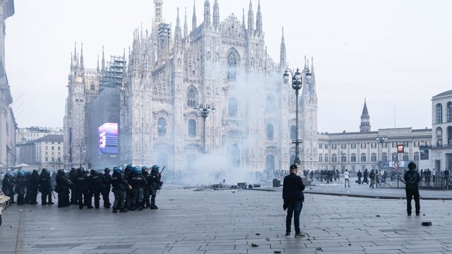 Enfrentamientos entre jóvenes manifestantes y las fuerzas del orden en la Plaza del Duomo de Milán, Italia