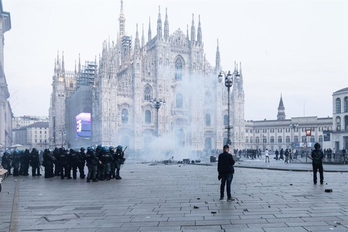 Milão, Itália: IPA89845635 — Milão, 17 de outubro de 2026, Piazza Duomo: Confrontos e brigas de rua entre jovens manifestantes e as forças de segurança: Polícia de Contação, Unidade de Deslocamento Rápido