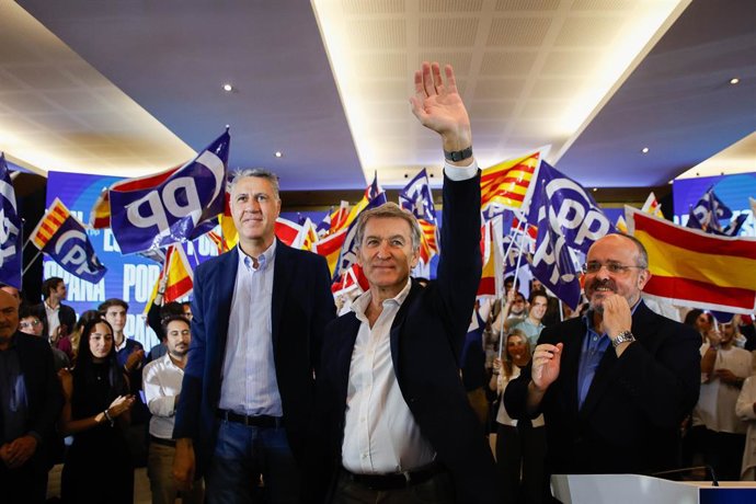 El president del Partit Popular, Alberto Núñez Feijóo (c), el president del PP de Catalunya, Alejandro Fernández (d), l'alcalde de Badalona, Xavier García Albiol (i), durant un acte de precampanya del PP, en el Palau de Congressos de Catalunya, a 18 de
