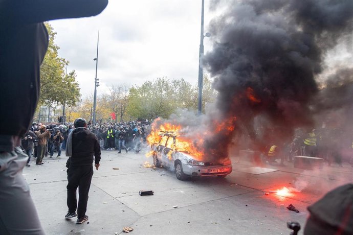 Incendio durante las protestas sociales en París, Francia
