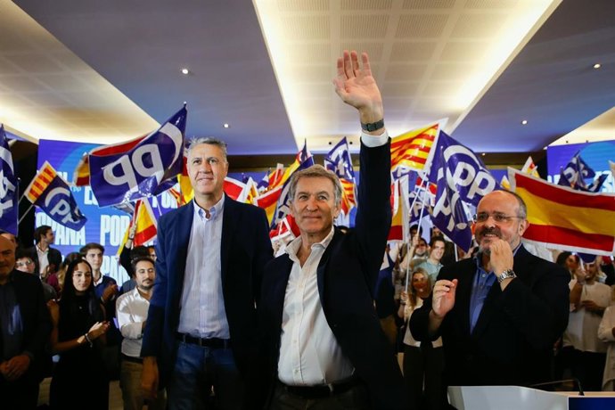 El president del PP, Alberto Núñez Feijóo, junt amb el president del PP de Catalunya, Alejandro Fernández i l'alcalde de Badalona (Barcelona) i candidat al Congrés per Barcelona, Xavier Garcia Albiol