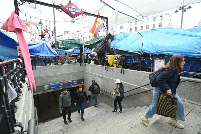 Estación de metro de Sol abierta, en la Puerta del Sol, a 18 de octubre de 2026, en Madrid (España). Metro de Madrid reabrió a las 22:00 horas de ayer sábado 17 de octubre la estación de Sol, que había permanecido cerrada desde las 12:15 horas de este vie