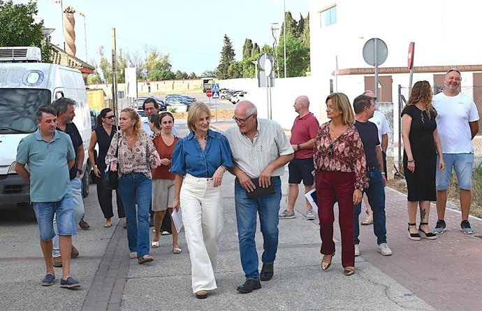 La alcaldesa de Jerez de la Frontera (Cádiz), María José García-Pelayo, acompañada de miembros del Gobierno municipal, ha realizado una visita técnica a la barriada El Pimiento.
