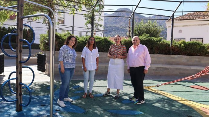 Visita del equipo municipal de Güéjar Sierra a los parques infantiles del municipio.
