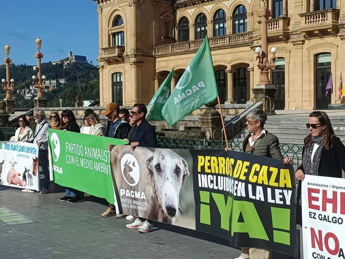 Decenas de personas se concentran en San Sebastián y Bilbao para reclamar la inclusión de los perros de caza en la Ley de Bienestar Animal