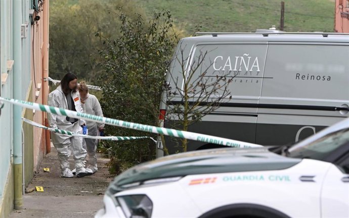 Agentes de la Policía Científica, a 16 de octubre de 2026, en Mataporquera, Cantabria (España). Un hombre de 52 años ha matado a dos vecinos en Mataporquera (Valdeolea). 
