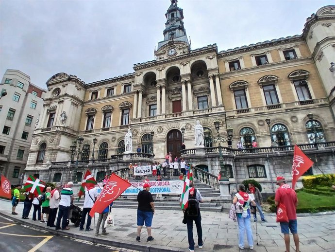 Archivo - Concentración de los pensionistas vascos ante el Ayuntamiento de Bilbao