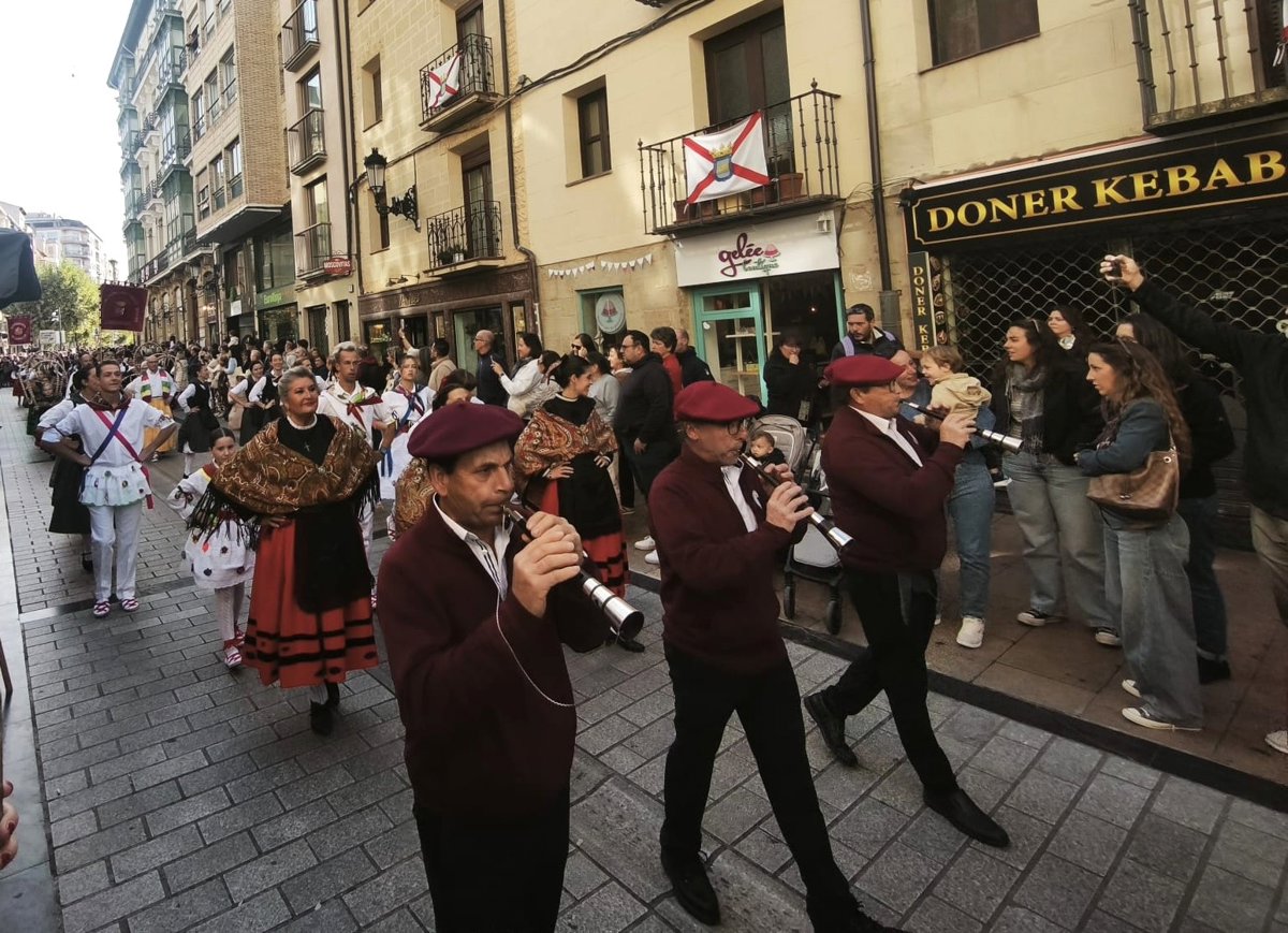 Multitudinario primer Día del Traje Regional de La Rioja, con 120 vestidos diferentes procedentes de 50 municipios