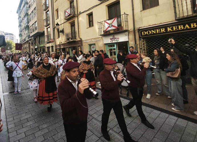 Multitudinario primer Día del Traje Regional de La Rioja, con 120 vestidos diferentes procedentes de 50 municipios
