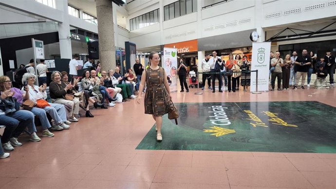 Desfile organizado por la Pasarela Madrid Real dentro de la III Semana de la Inclusión y la Solidaridad en la estación de tren de Ciudad Real.