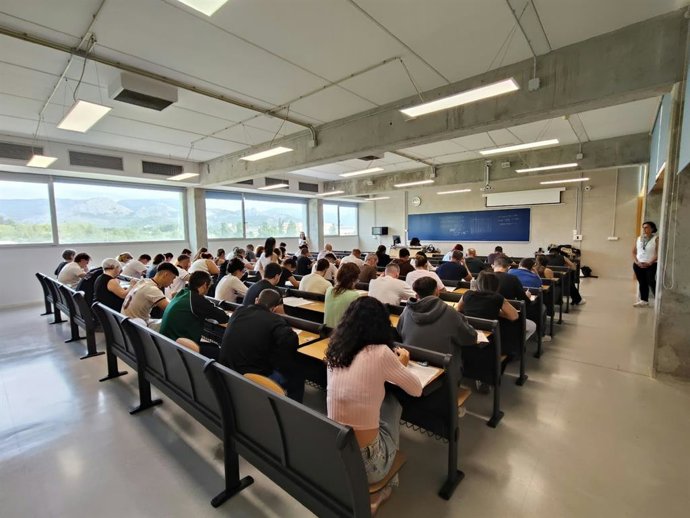 Opositores se examinan para acceder a alguna de las plazas ofertadas por la Conselleria de Salud.