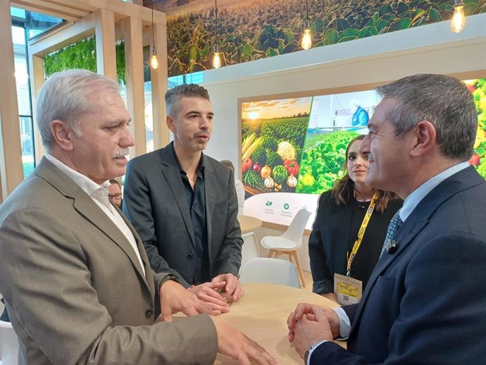 Imagen del consejero Joaquín Buendía en la feria SIAL que se celebra estos días en París.
